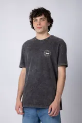 Remera gris con efecto gastado, corte semi-oversize y estampado pequeño en el pecho con un diseño de un girasol.