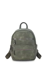 Mochila color rosa de símil cuero con bolsillos frontales con cierre. Tiene asa de mano rígida y correas regulables.