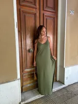 Vestido largo marrón, de tirantes finos y escote en V, con aberturas laterales en la falda.