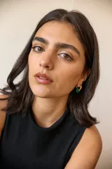 Aros de acero quirúrgico hipoalergénico con piedras naturales azules. Diseño de aro con dije circular colgante.