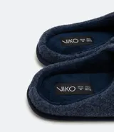 Pantuflas cerradas de poliéster color azul marino, con plantilla y forro de poliéster y suela de goma termoplástica.
