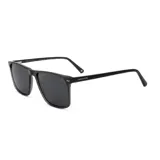 Lentes de sol de armazón grueso color negro, estilo cuadrado/rectangular. Poseen lentes oscuros y detalles metálicos pequeños en las esquinas frontales. La marca "PROTOTYPE" está grabada en las patillas.