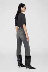 Remera negra de algodón con estampado de leopardo y texto en gris.