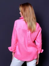 Camisa de lino color lila, de corte clásico, con cuello camisero y mangas largas con puños abotonados.