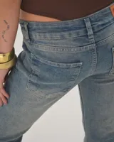 Pantalón de jean Diesel de tiro bajo y corte acampanado, color celeste con desgaste en los muslos.