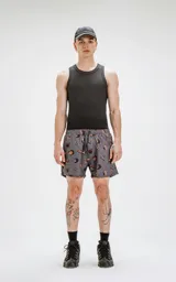 Short de baño gris con estampado de estilo tatuaje en tonos naranja y negro, con cintura elástica y cordón ajustable. Cuenta con cuatro bolsillos y está confeccionado en textil plano liviano de secado rápido.