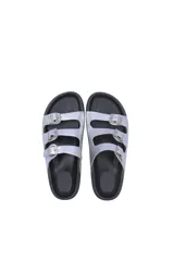 Sandalias plateadas con tres tiras horizontales con hebillas metálicas ajustables y suela negra con diseño dentado.