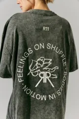 Remerón negro con efecto acid wash y estampa en serigrafía en frente y espalda con un ángel y texto en blanco.