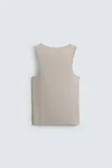 Conjunto de pijama color gris compuesto por una camiseta sin mangas de corte ajustado y un bóxer corto con cintura elástica y botones.
