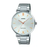 Reloj Casio plateado con esfera blanca, agujas cobrizas y marcadores de hora naranjas.