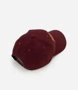 Gorra de sarga color borgoña con bordado frontal de la palabra "Brooklyn" en color dorado.