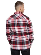 Camisa de manga larga con estampado a cuadros en tonos rojo, blanco, azul y gris. Tiene dos bolsillos en el pecho con cierre de botón, puños ajustables con botón y un paño de microfibra oculto en el dobladillo delantero.