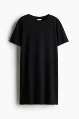 Vestido remerón corto en punto de algodón, color negro. Modelo con cuello redondo, hombros apenas caídos y bajo recto.