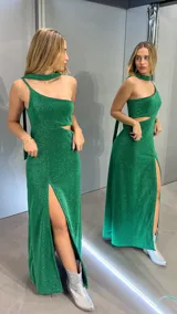 Vestido largo de fiesta color verde pistacho con un solo hombro, abertura en la pierna y detalle cut-out en la cintura.