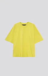Remera amarilla de calce oversize con mangas cortas y cuello redondo.
