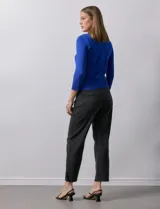 Cárdigan tejido en hilado fino color lila, con cuello redondo y abertura frontal con botones.