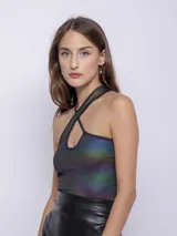 Top negro ajustado al cuerpo, sin mangas y con escote halter con abertura en forma de gota. Confeccionado en tejido elástico con pequeños destellos metálicos y degradé de colores.
