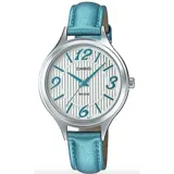 Reloj Casio analógico con correa de cuero celeste, caja plateada y esfera blanca con agujas y números celestes.