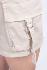 Short de jean negro con bolsillos cargo laterales y corte ajustado.