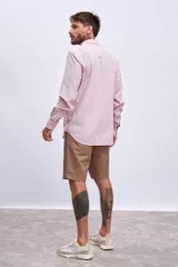 Camisa a rayas verticales color rosado y blanco, de corte clásico y manga larga.