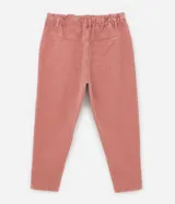 Pantalón clochard de jeans color rosa viejo, con cintura fruncida, cierre por botón y cremallera, pequeño bolsillo delantero y bolsillos delanteros y traseros.