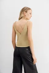 Musculosa de hilo de lurex color cobre, con escote en V en frente y espalda, de calce ajustado al cuerpo.