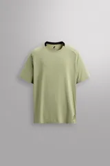 Camiseta deportiva color verde claro, de corte holgado, con cuello redondo y mangas cortas. Confeccionada en tejido ligero y elástico con tecnología Quick Dry nivel 2.