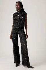 Pantalón de jean negro de corte wide leg con tachas plateadas.