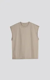 Musculosa color beige de corte recto con cuello redondo y sisas amplias.