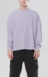 Remera de manga larga color lila, con diseño de textura sutil.