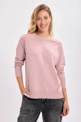 Sweater rosa de tejido de punto liso, con cuello redondo y mangas raglán.