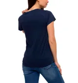 Remera de algodón azul marino con cuello redondo y logo de CAT estampado en el pecho en color lila y naranja.