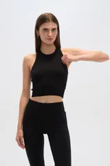 Top sin mangas color verde oliva, al cuerpo y cuello redondo.