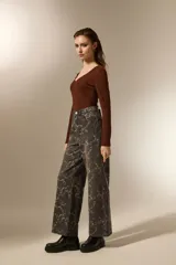 Body negro de poliéster con frunces, cuello en V profundo y manga larga.