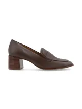 Zapato marrón de cuero con taco cuadrado de madera y detalle de cuero texturizado en la parte delantera.