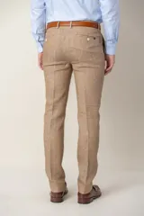 Pantalón de vestir de lino color beige, corte slim fit, con bolsillos laterales y traseros.