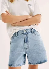 Short de jean azul de tiro alto con bolsillos delanteros y traseros.