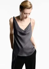 Top gris oscuro de satén con tirantes finos, cuello drapeado y diseño asimétrico con lazada lateral.