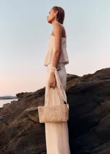 Top color crudo con tirantes finos, escote recto y detalle de volados en la cintura.