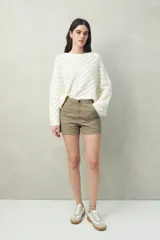 Short negro de tiro medio, con calce al cuerpo y dobladillos en los bordes.