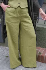 Pantalón de vestir color verde pistacho, de corte palazzo y tiro alto.