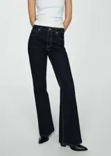 Pantalón de jean azul oscuro, de corte flare y tiro alto, con cinco bolsillos y trabillas para cinturón.