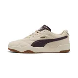 Zapatillas bajas de gamuza en colores claros con detalles en tonos oscuros, diseño moderno y cómodo.