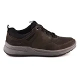 Championes Hi-Tec de cuero color marrón oscuro con cordones negros, suela gris y logo de la marca en el lateral.
