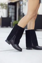 Polainas de gamuza negra con cierre lateral, ideales para combinar con botas.