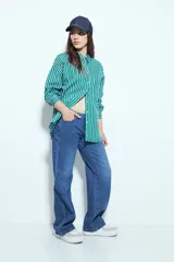 Jean de denim negro, de tiro medio y calce recto con silueta straight.