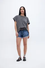 Musculosa celeste con estampado pequeño en el pecho, corte oversize y mangas con dobladillo.