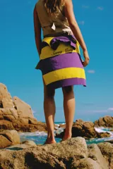 Sweater de hilo de algodón a rayas horizontales fucsia y verde, con cuello polo abotonado con botones de asta y bordado "Sierra Mora" en el pecho.