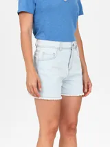 Short de jean de tiro alto color celeste con efecto lavado, corte ajustado y ruedo desflecado.