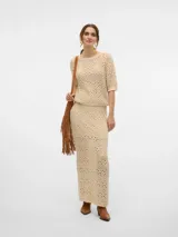 Suéter de punto calado color beige, con cuello redondo y mangas cortas. Corte estándar y tejido suave.